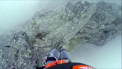 Скачать видео: Cet alpiniste debout sur la crête d'une montagne va avoir la peur de sa vie