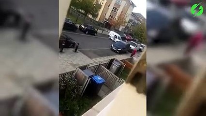 Un chauffard embarque une femme sur son capot