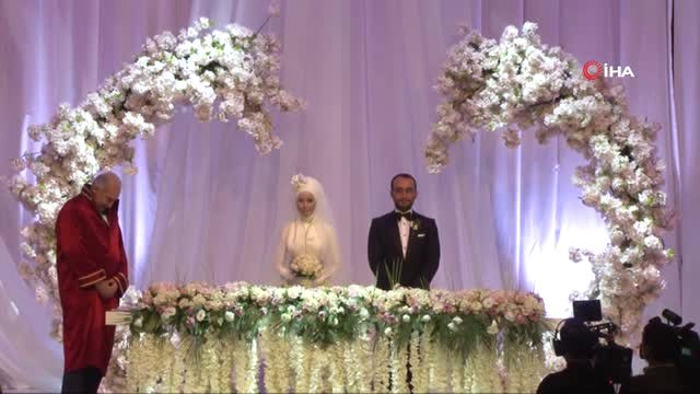 Meclis Başkanı Yıldırım'dan Nikahta Gençlere Esprili Öğüt... Telaşlanmayın, Bakan Babanız O Uzun...