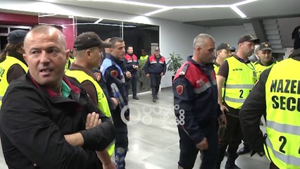 Arbitrat shoqërohen me autokolonë policie, kaosi vazhdon edhe jashtë stadiumit në Vlorë