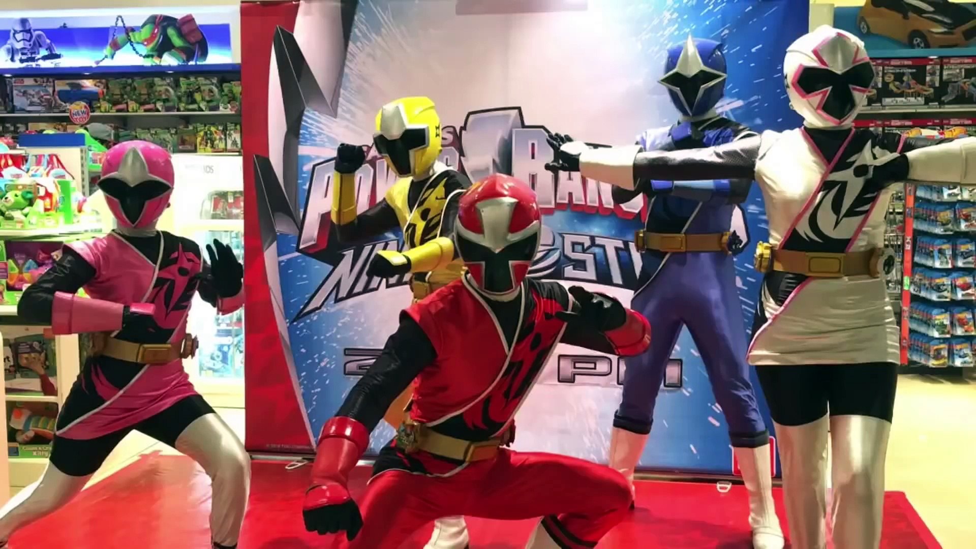 El Elenco De Power Rangers Ninja Steel Caminando Sobre La Alfombra Roja