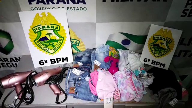 Mulher é flagrada furtando em loja