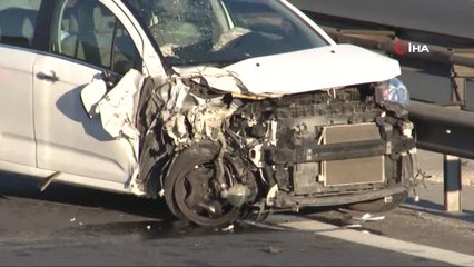 Tem Otoyolu'nda 2 Araç Kaza Yaptı, Trafik Felç Oldu