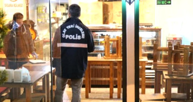 Saldırganın 1 Kişiyi Yaraladıktan Sonra Çalışanları Rehin Aldığı Anlar Kamerada