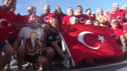 Cumhuriyetin kuruluş yıldönümünde Kız Kulesi’ne yüzerek geçtiler