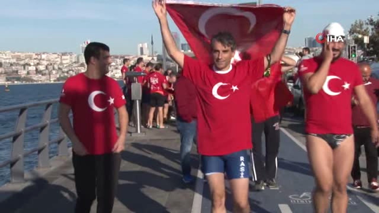 Cumhuriyetin Kuruluş Yıldönümünde Kız Kulesi'ne Yüzerek Geçtiler