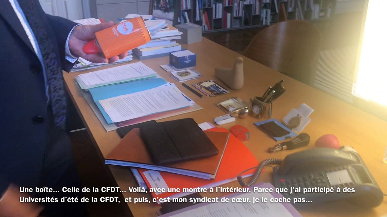 François Rebsamen fait visiter son bureau à la mairie de Dijon (2/2)