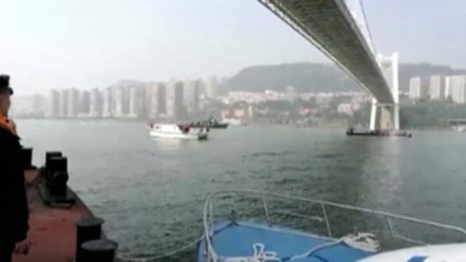 Mueren al menos dos personas al caer un autobús en el Yangtsé en el suroeste de China