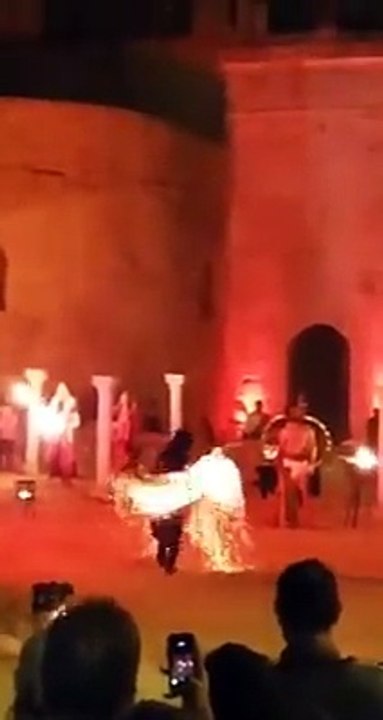 İtalyan sanatçıdan muhteşem ateşli gösteri