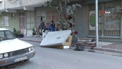 Ev Sahibi Pakistanlı Mültecileri Eşyalarıyla Birlikte Sokağa Attı