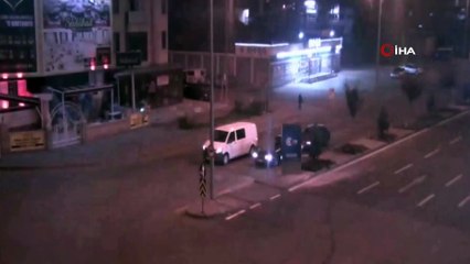 Kırmızı ışıkta duran araçların camlarını idrarıyla sildi...O anlar kamerada