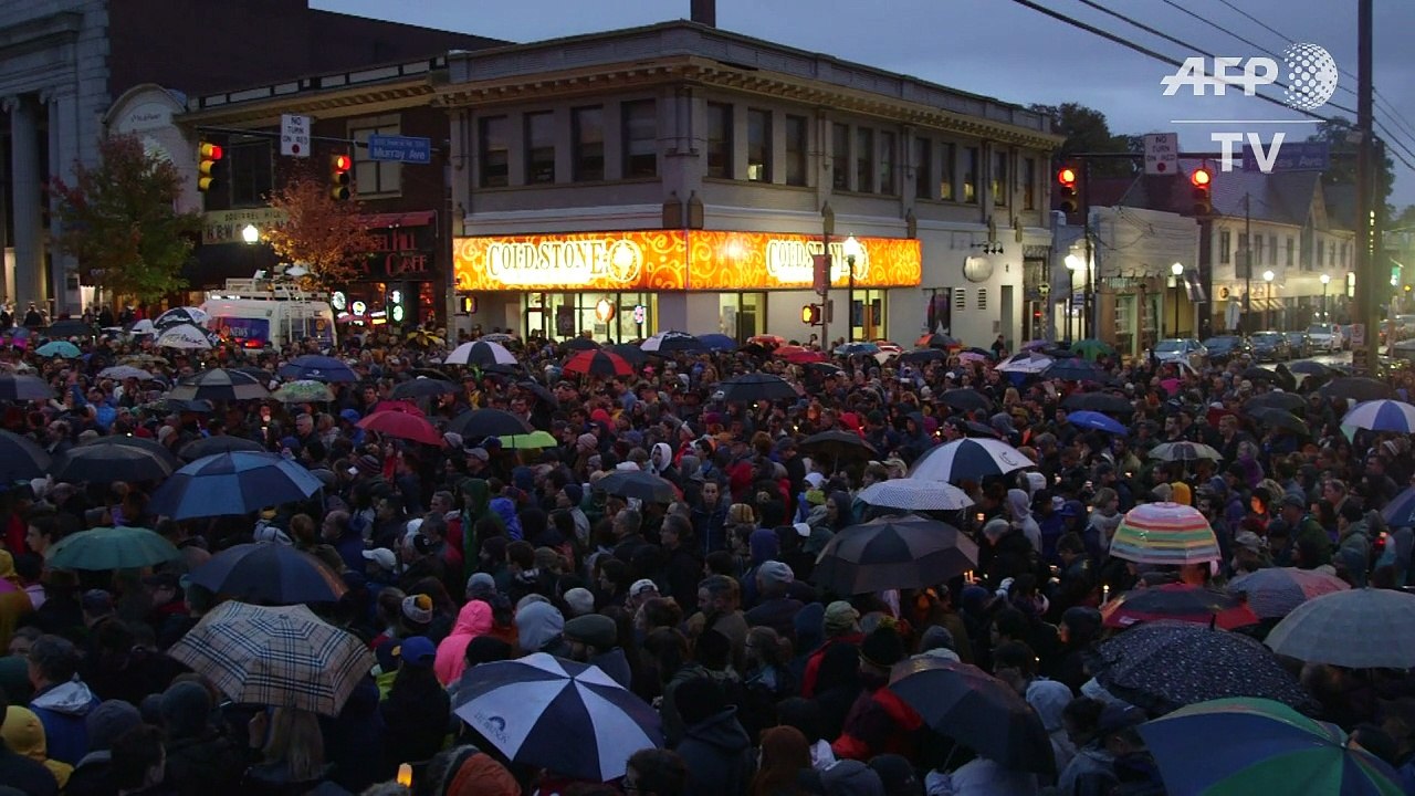 Hundreds gather to hold vigil after synagaogue...