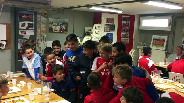 Des enfants très bruyants pendant le stage de foot !!!