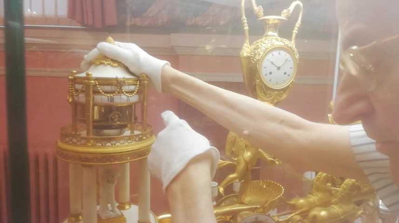 Au Musée Duesberg à Mons, le baron remet à l'heure 300 horloges
