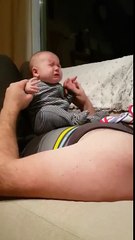 Ce papa fait la moto pour calmer son bébé