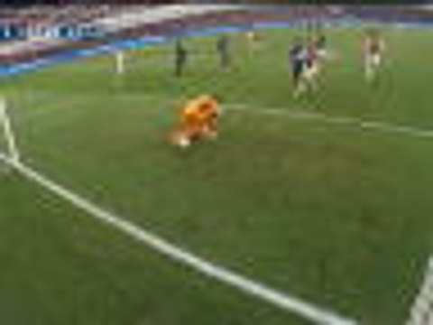 VIRAL: Football: Comical own goal from Feyenoord goalkeeper gives Ajax lead