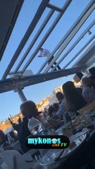 ΕΜΦΑΝΙΣΗ ΑΛΑ SPIDERMAN ΑΠΟ ΓΝΩΣΤΟ ΤΡΑΓΟΥΔΙΣΤΗ ΣΤΗΝ ΜΥΚΟΝΟ!