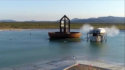 Télécharger la video: Cette machine crée des vagues pour les surfeurs