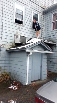 La pire gamelle de la journée... Chute du haut du toit