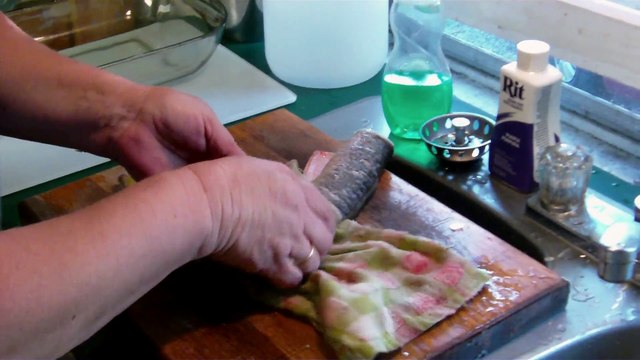 Un poisson sans tête bouge encore sur la planche à decouper... Flippant