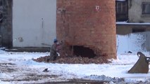 Ce gars tente de démolir une cheminée de 50m de hauteur avec un marteau piqueur... Courageux