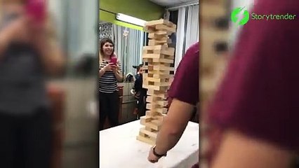 Ce qu'il va réussir en Jenga est dingue