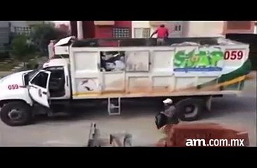 Скачать видео: Quand un camion poubelle avance sans chauffeur... Les éboueurs mexicains sont tarés