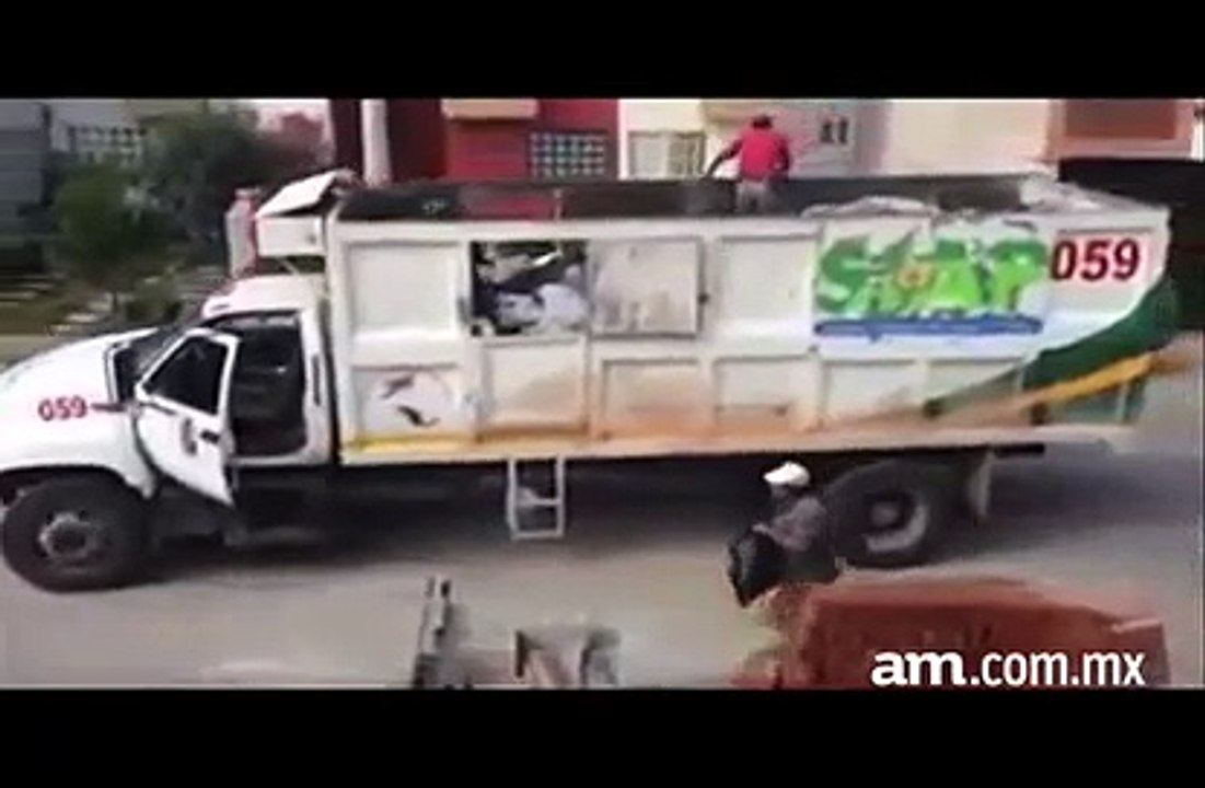 Quand un camion poubelle avance sans chauffeur... Les éboueurs mexicains sont tarés