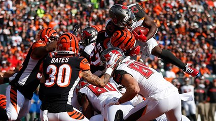 Peyton Barber leaps over defenders for goal-line TD