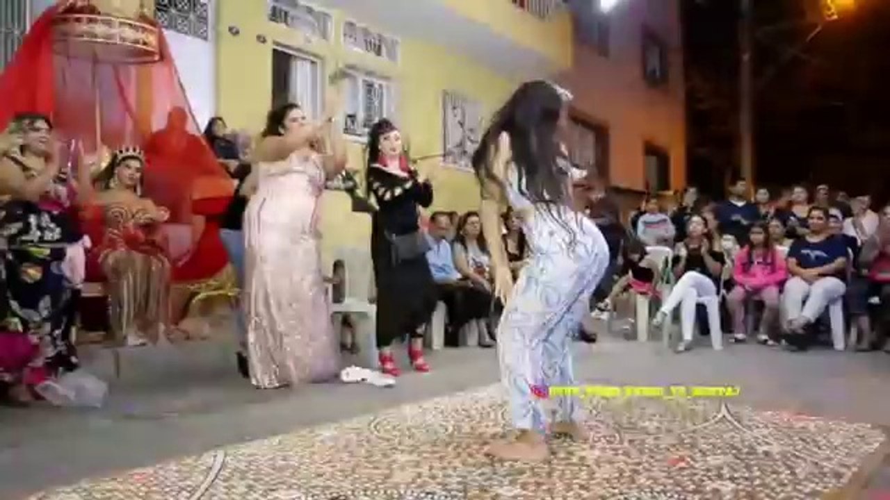 Tek başına kız düğünün starı