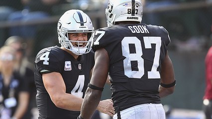 Carr's nifty shoulder fake sets up 30-yard pass to Jared Cook