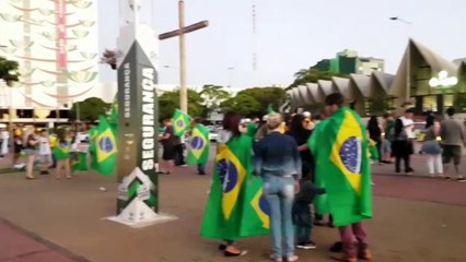 Eleitores de Bolsonaro se concentram para acompanhar apuração
