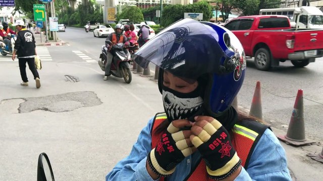 Les femmes à l'assaut des motos taxis à Bangkok