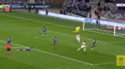 Video herunterladen: Touching both posts, Laborde opens the score for Montpellier