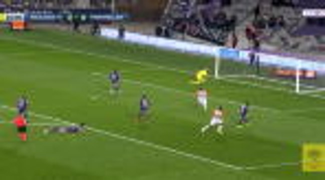 Touching both posts, Laborde opens the score for Montpellier
