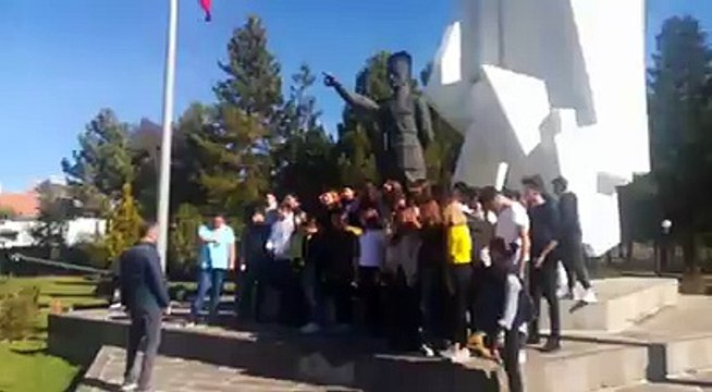 Özel Seymen Anadolu Lisesi-Izmit öğretmenlerinin ve öğrencileri dumlupınarda ordular ilk hedefiniz akdenizdir ileri emrini verdiler HABİB AKALIN FARKIYLA