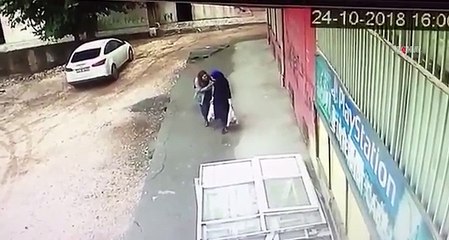 Deux femmes rigolent dans la rue et se font avaler par la Terre