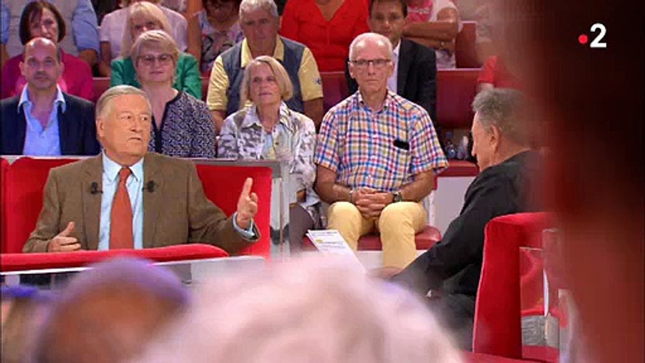 Alain Duhamel raconte les conséquences de la première invitation de Jean-Marie Le Pen dans son émission - Regardez