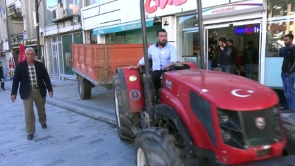 İnatla girdi, çıkmak için dakikalarca uğraştı