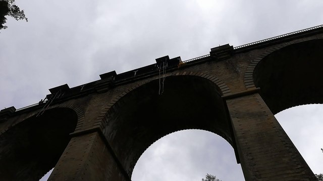 Du saut à l’élastique depuis le pont Tatal