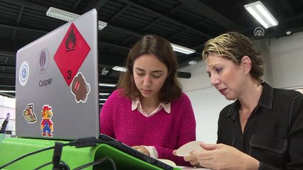 Anne ve kızı meme kanserinde kitle teşhisi için 'akıllı sütyen' geliştirdi - İZMİR