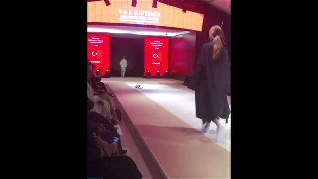 Un chat vole la vedette aux mannequins en s'incrustant à un défilé de mode