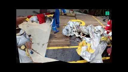 Crash du vol Lion Air: les sauveteurs fouillent les débris