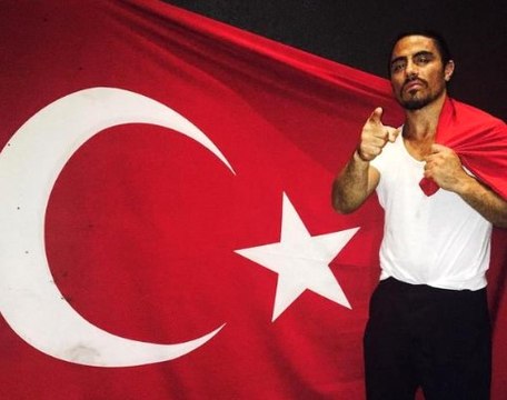 Sosyetik Kasap Nusret Gökçe, Cumhuriyet Bayramı'nı Kutlamak İçin New York Sokaklarında Türk Bayrağıyla Dolaştı