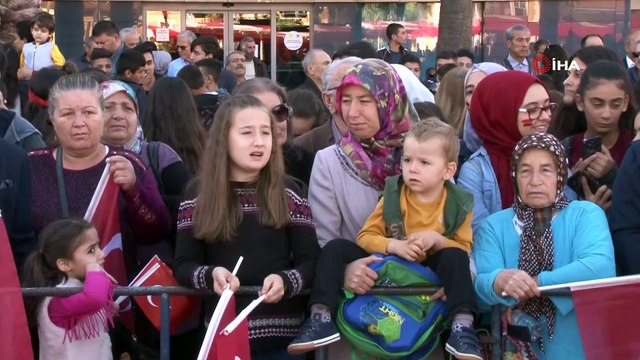 Asker sokakları 'Vatan sana canım feda' sloganıyla inletti