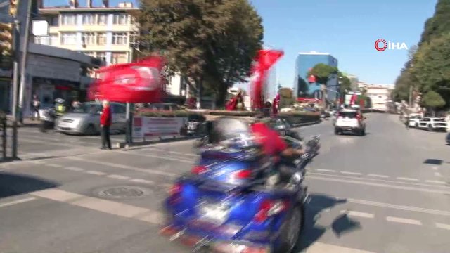 Klasik otomobillerden “Yaşasın Cumhuriyet” konvoyu