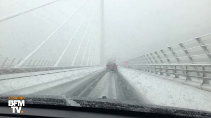 Le viaduc de Millau est recouvert de neige ce lundi