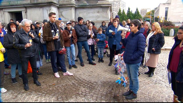 Pittsburgh shooting: Vigils across US as hate crimes up