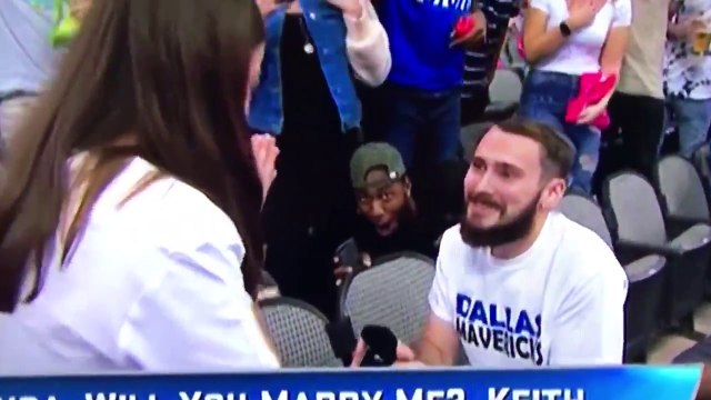 La réaction trop drôle de cet homme au milieu d'une demande en mariage