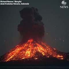 Endonezya’daki Krakatau Yanardağı'nın patlama anı